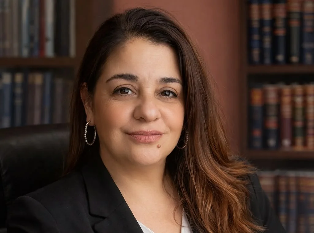 Retrato de la Dra. Débora Liliana Pitoia en su escritorio
